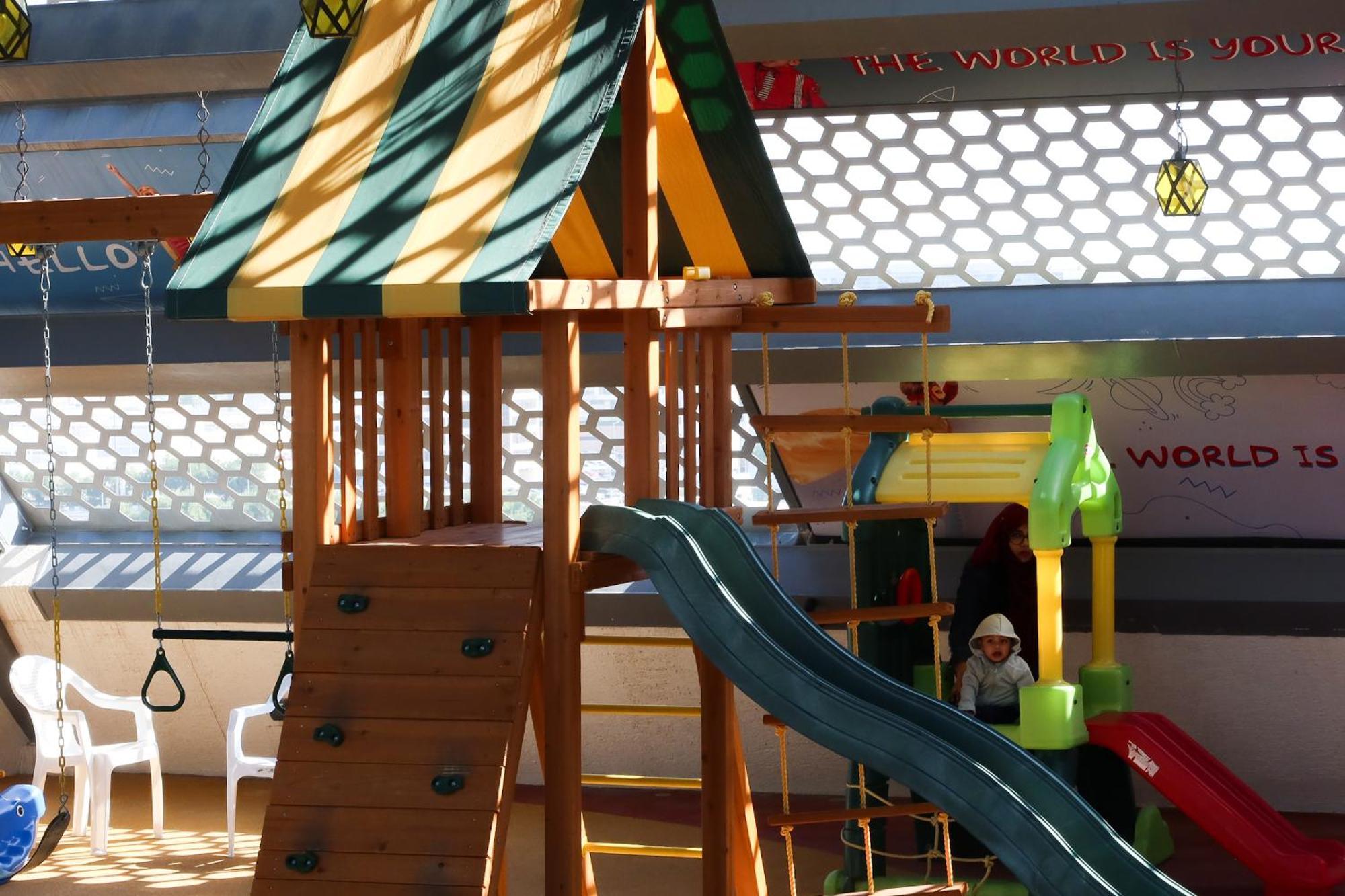 Steigenberger Hotel Doha Exteriör bild A playground in a shopping mall